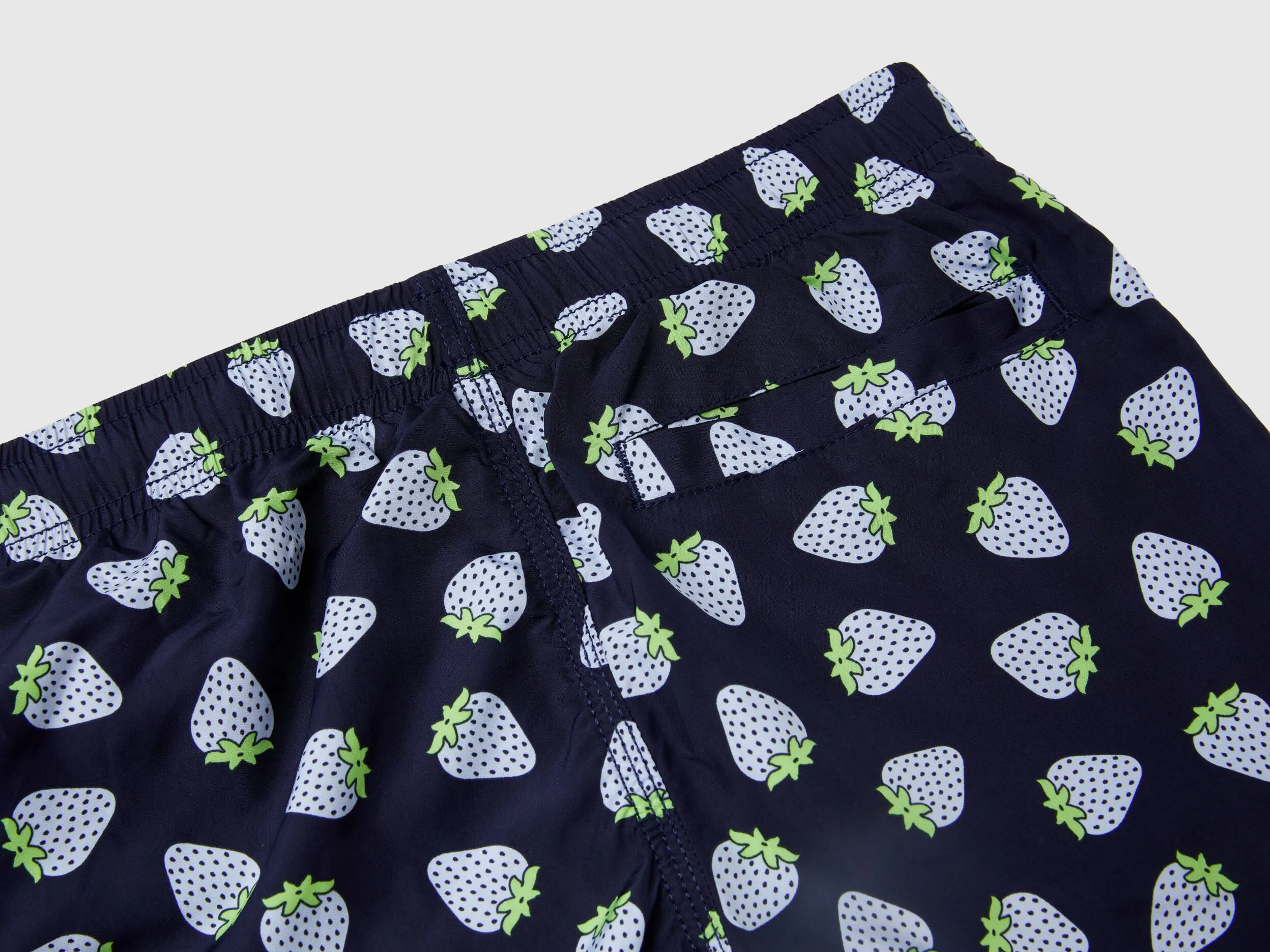 Bañador bóxer con estampado de fresas