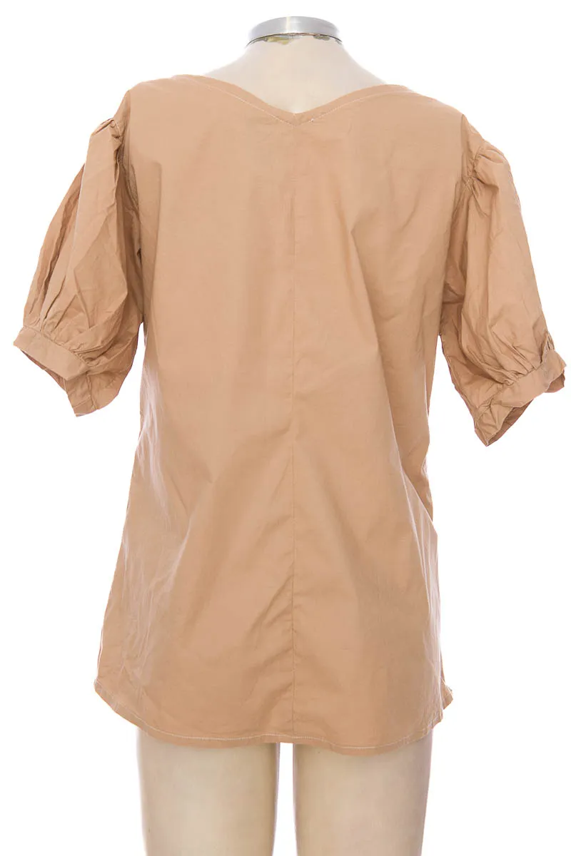 BLUSA COLOR BEIGE  CLOSEANDO
