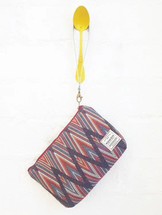 BOLSO DE MANO DE TELA ZIGZAG MULTICOLOR