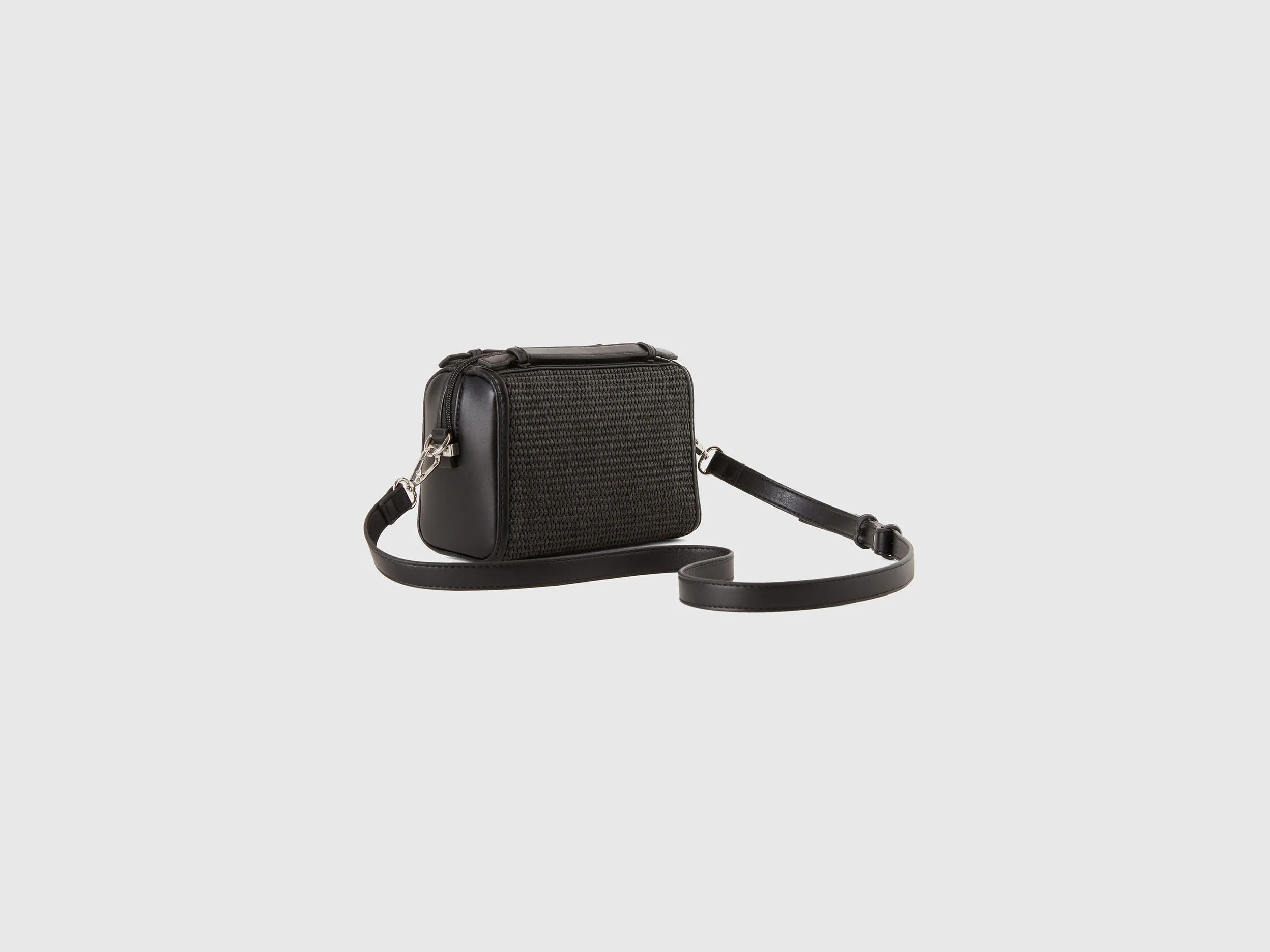 Bolso pequeño negro con efecto rafia