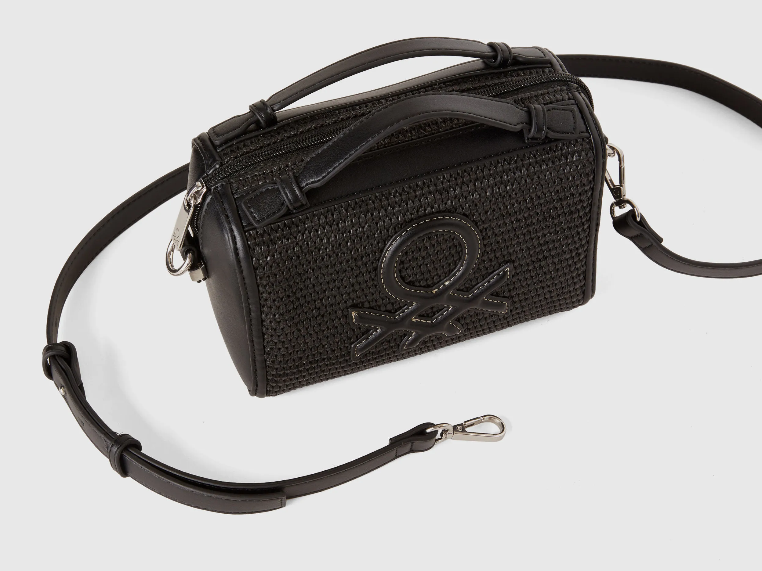Bolso pequeño negro con efecto rafia