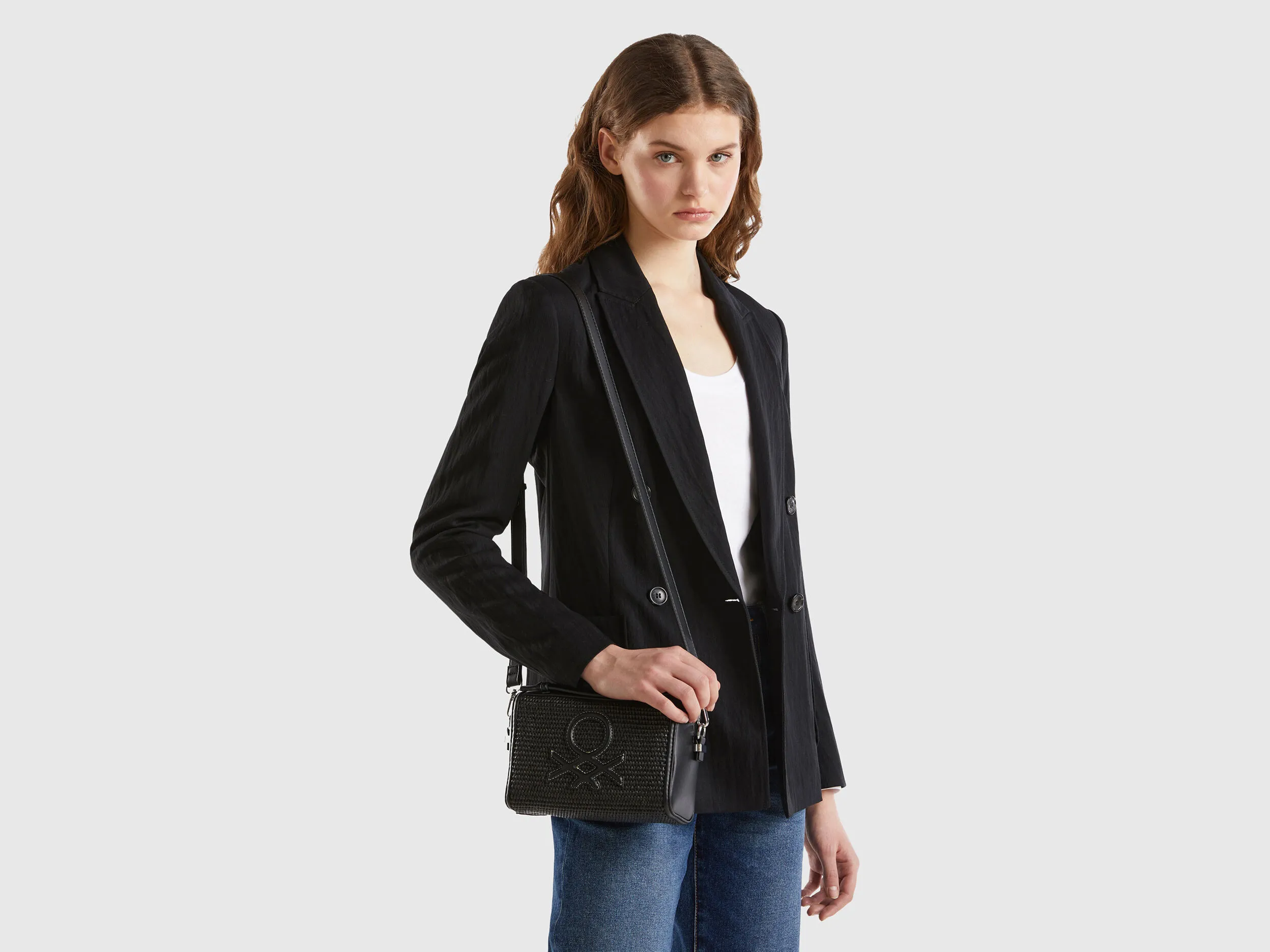 Bolso pequeño negro con efecto rafia