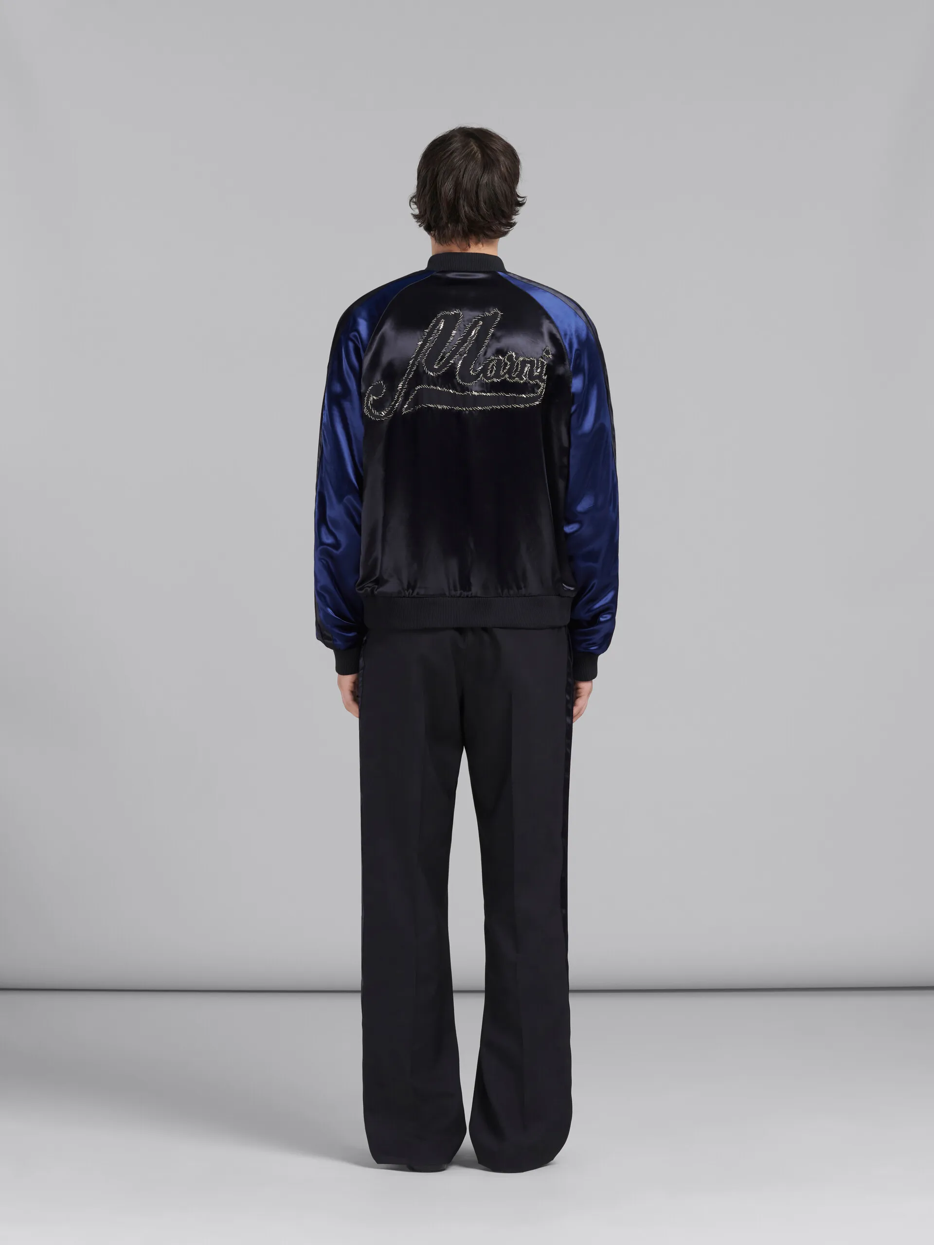 Bomber negra de satén con logotipos de cuentas