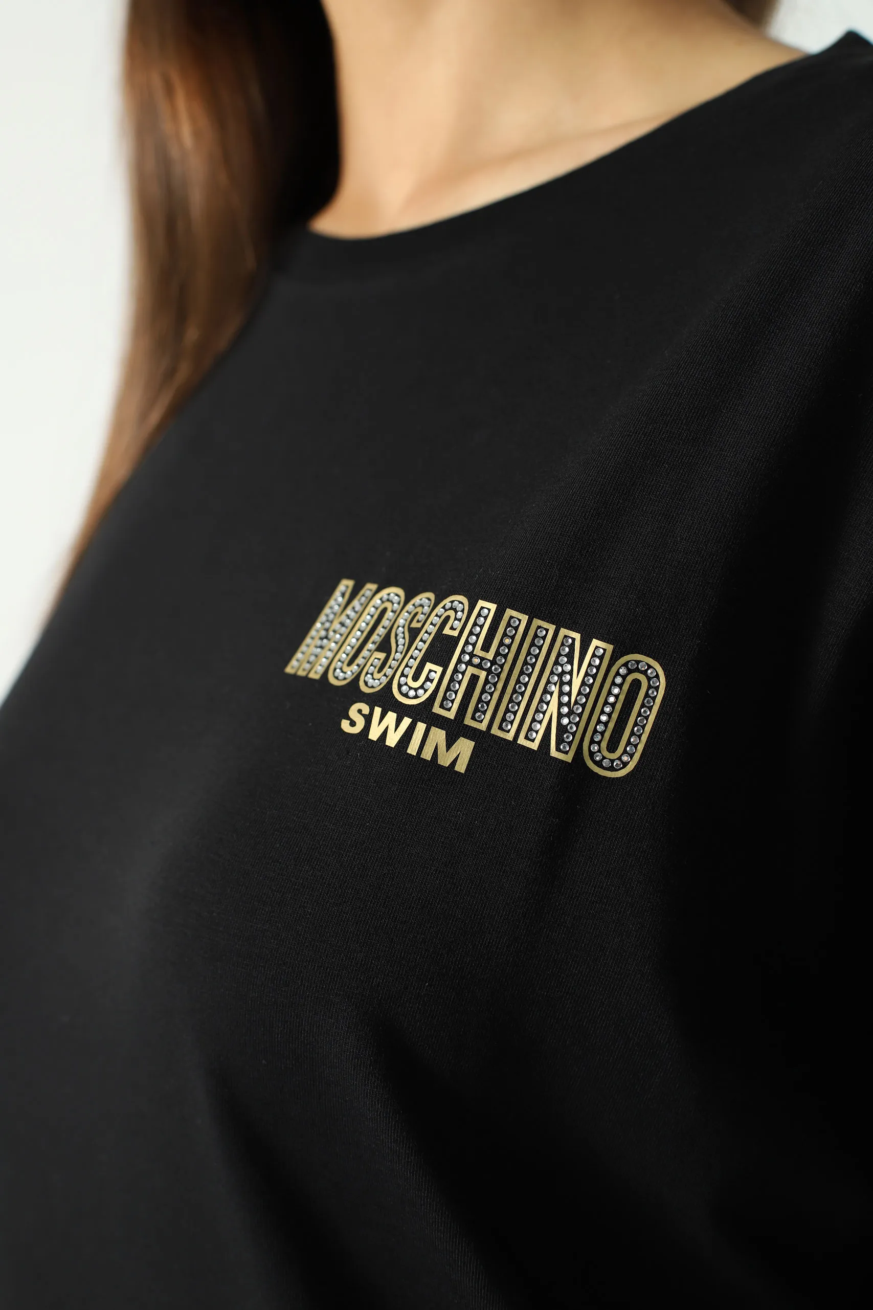 Camiseta maxi negra con minilogo dorado en strass