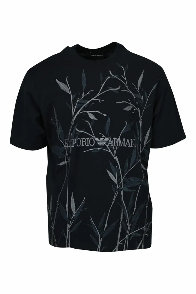 Camiseta negra con estampado hojas y maxilogo 