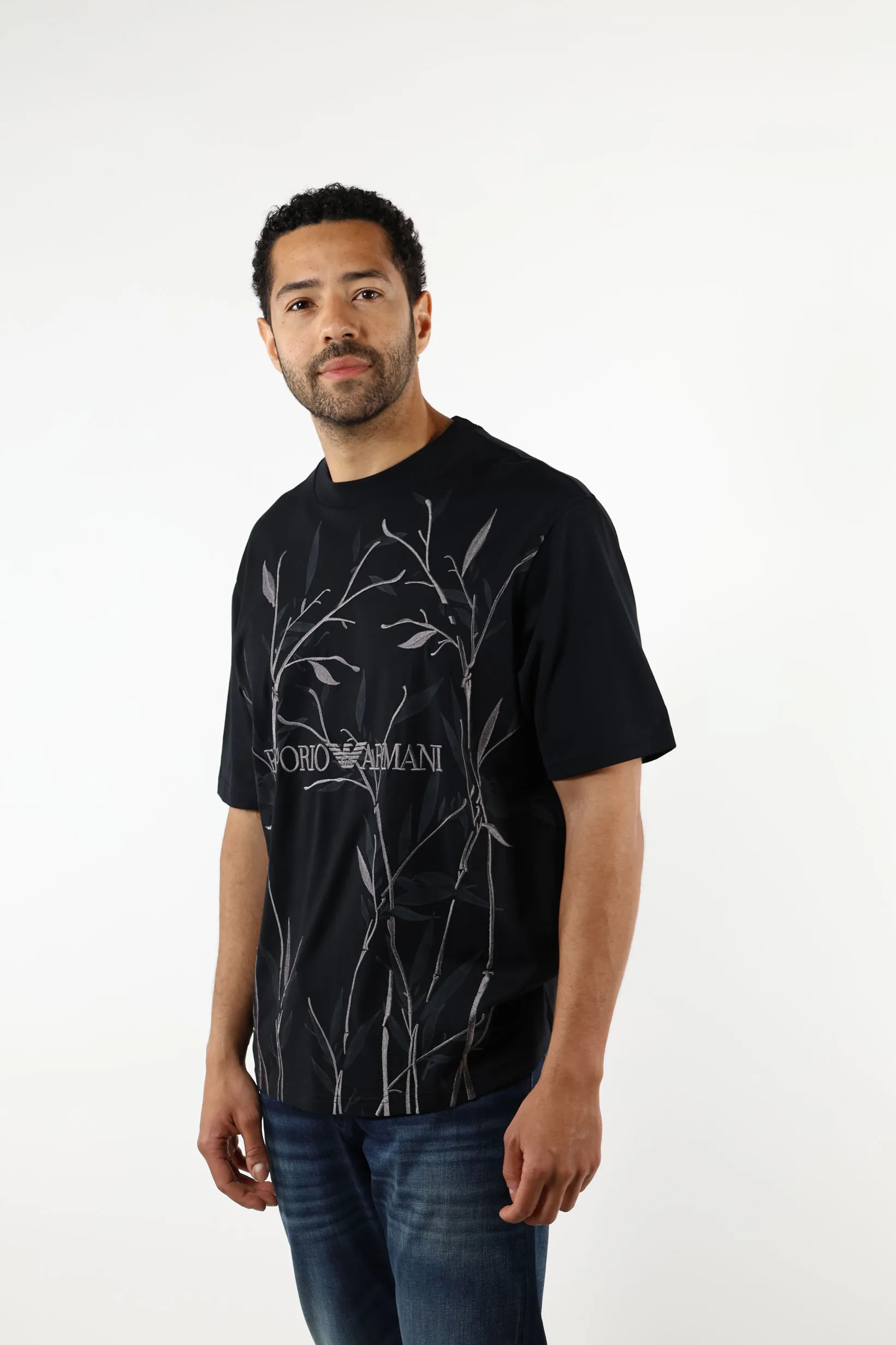 Camiseta negra con estampado hojas y maxilogo 