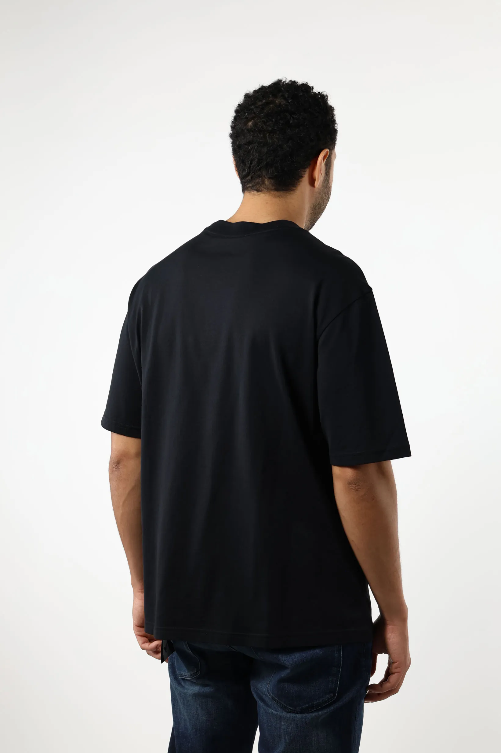 Camiseta negra con estampado hojas y maxilogo 
