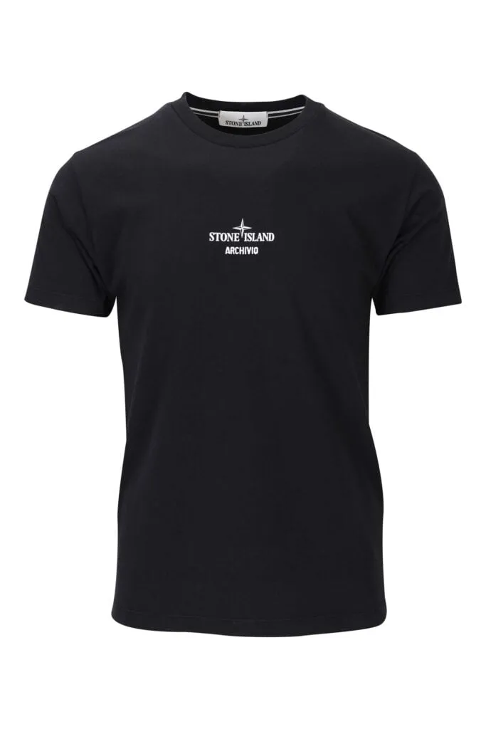 Camiseta negra con logo centrado y estampado detrás