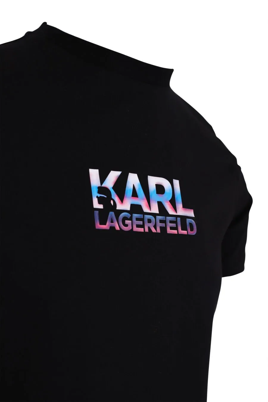 Camiseta negra con logo efecto holograma