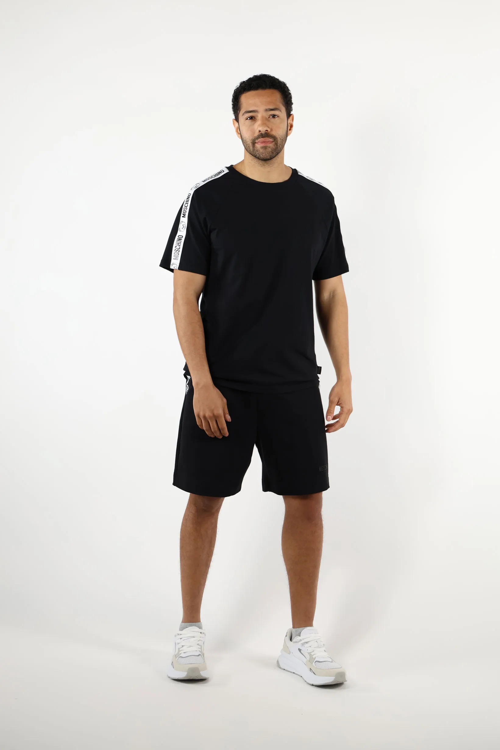 Camiseta negra con logo oso 