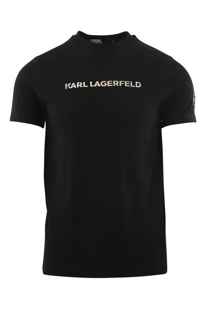 Camiseta negra con logo plateado en relieve