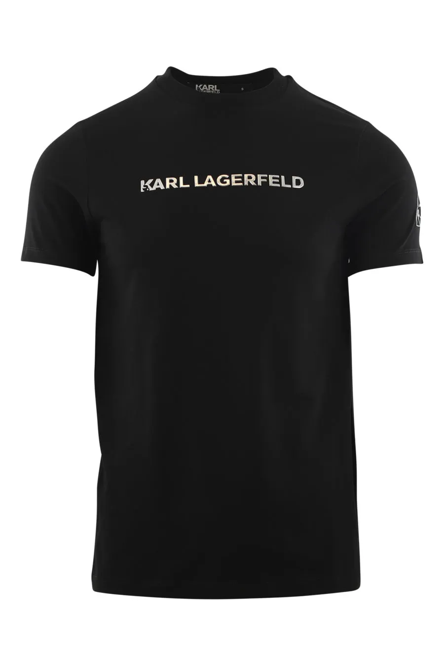 Camiseta negra con logo plateado en relieve