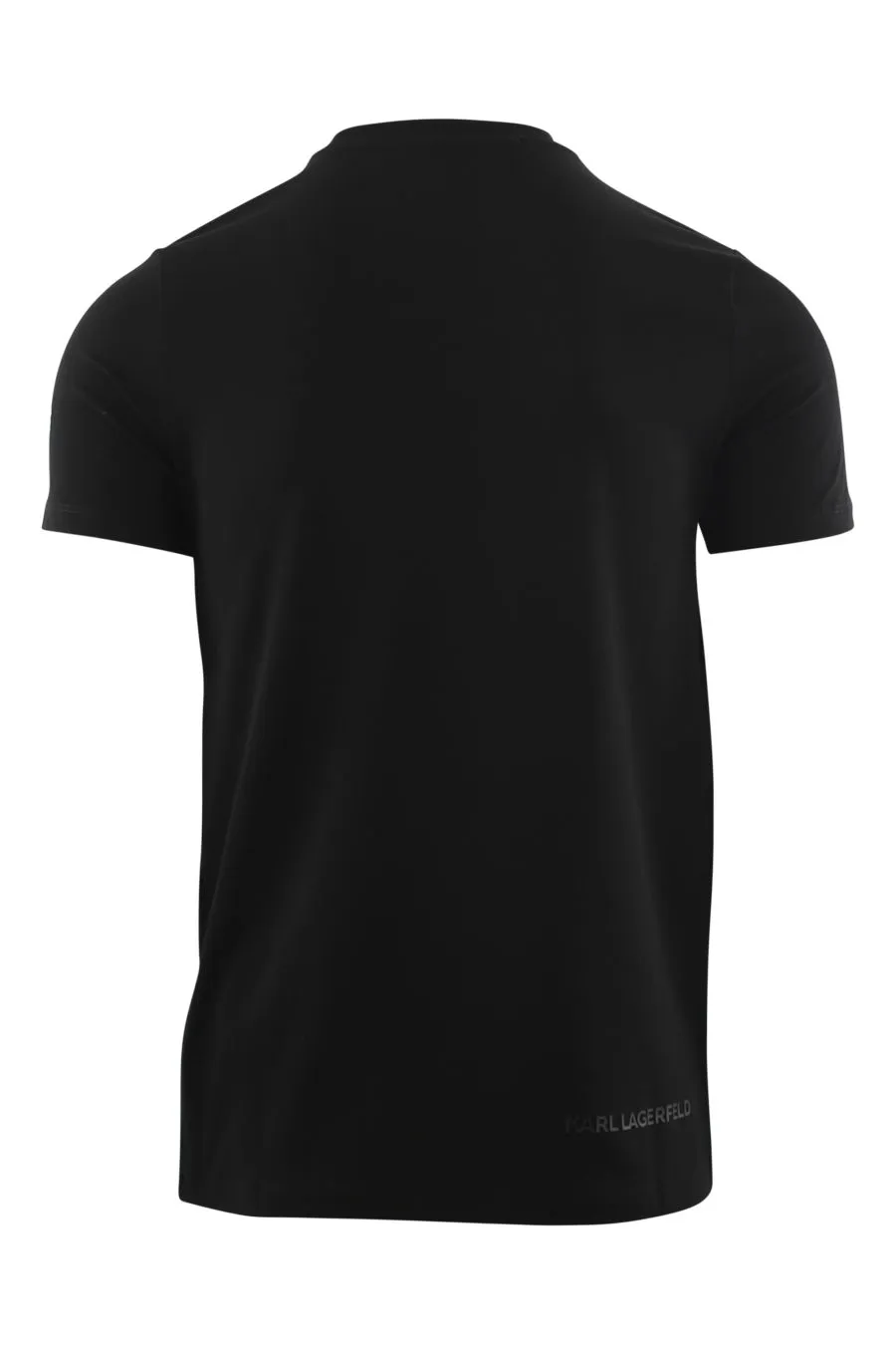 Camiseta negra con logo plateado en relieve