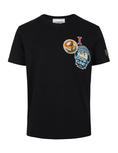 Camiseta negra con logotipo y parches de dibujos animados