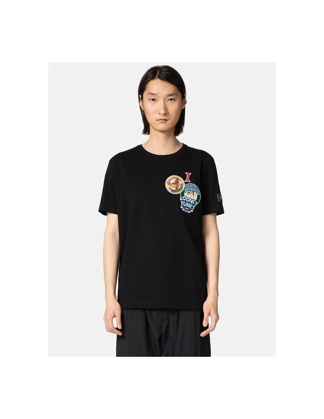 Camiseta negra con logotipo y parches de dibujos animados