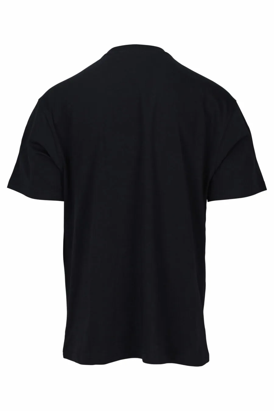 Camiseta negra con maxilogo bordado con detalles naranjas