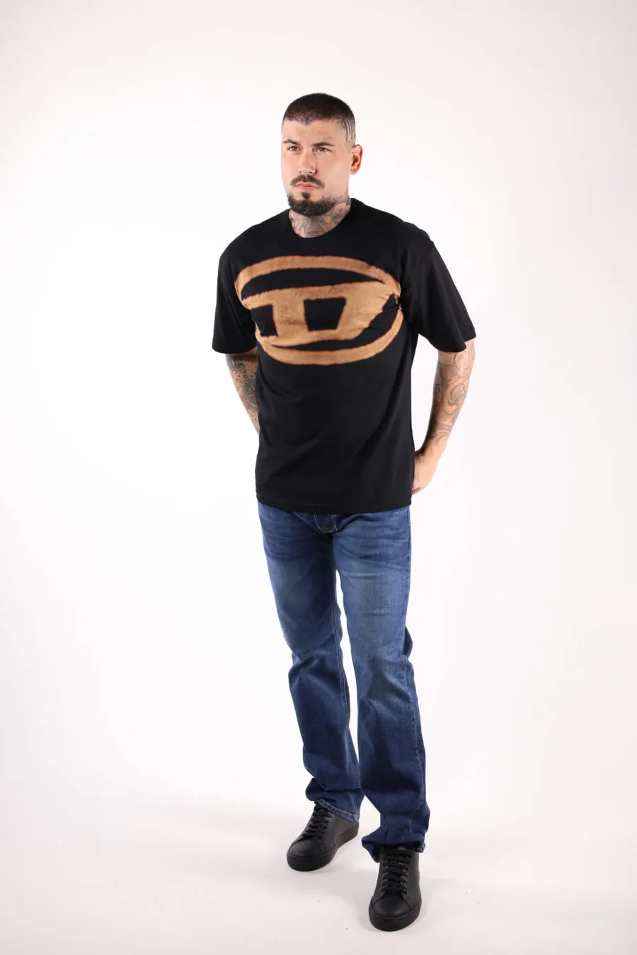 CAMISETA NEGRA CON MAXILOGO 