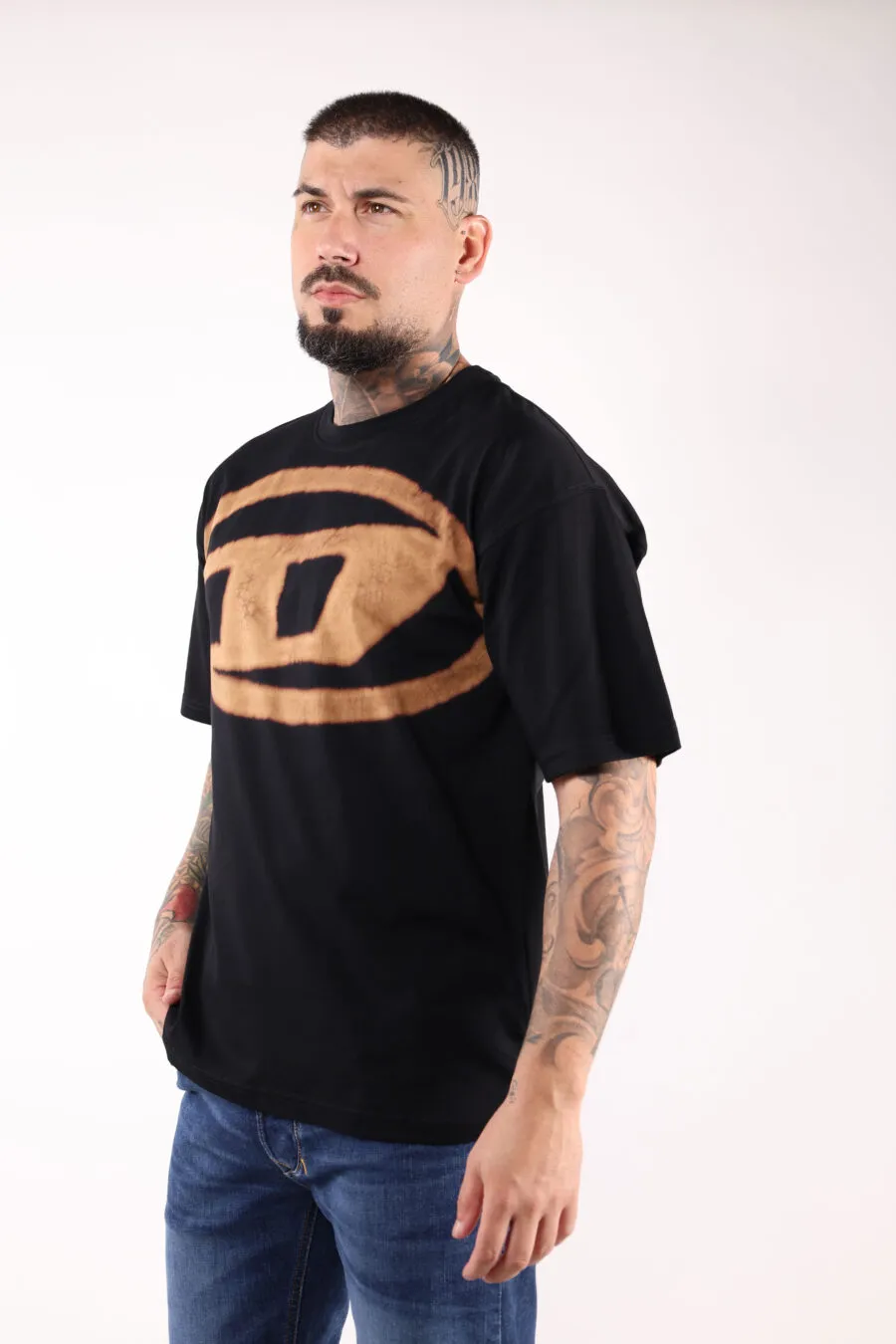 CAMISETA NEGRA CON MAXILOGO 