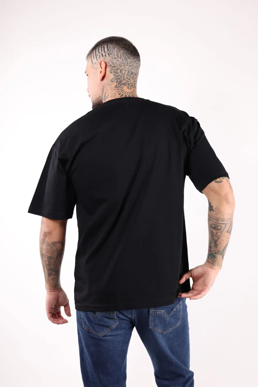 CAMISETA NEGRA CON MAXILOGO 