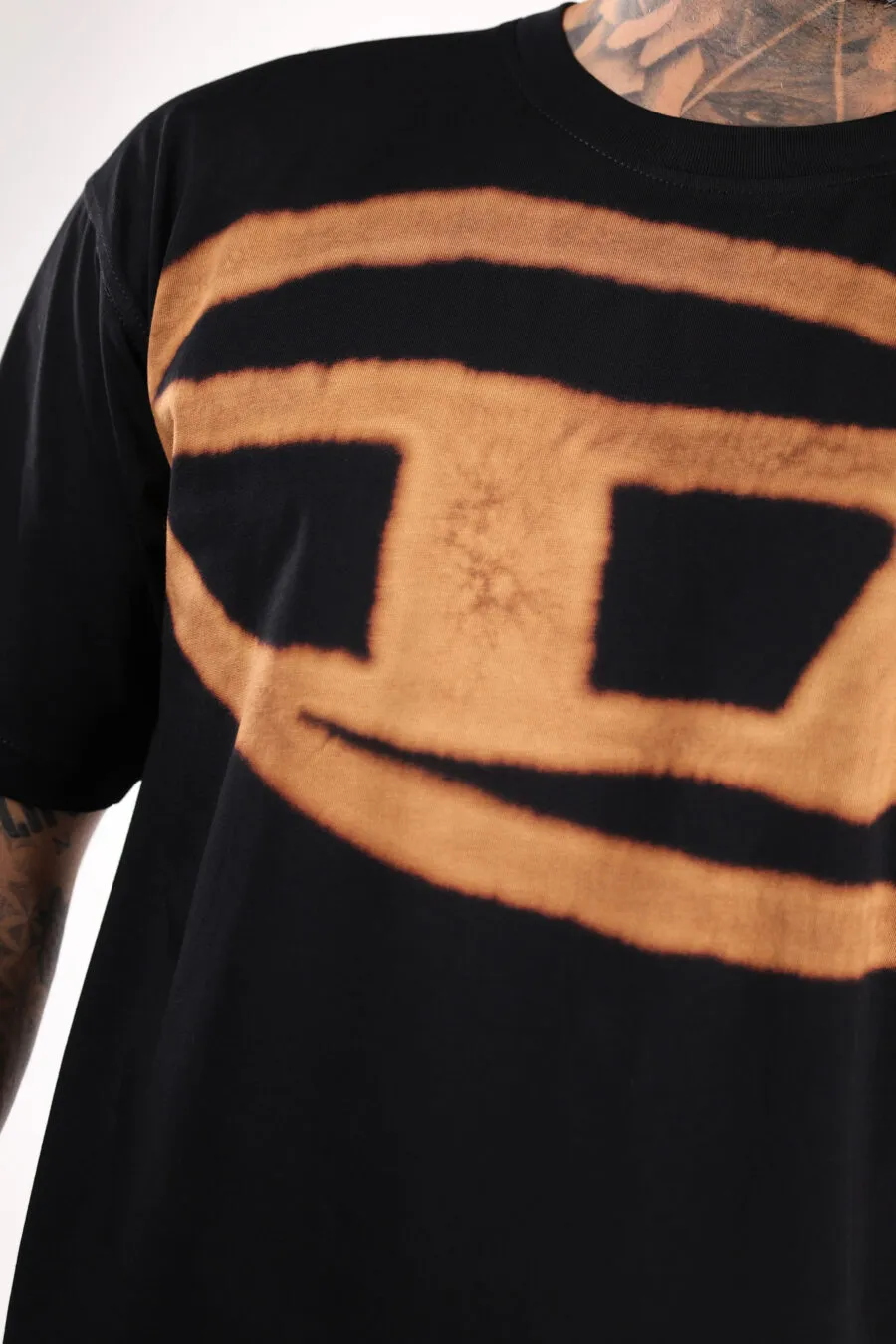 CAMISETA NEGRA CON MAXILOGO 
