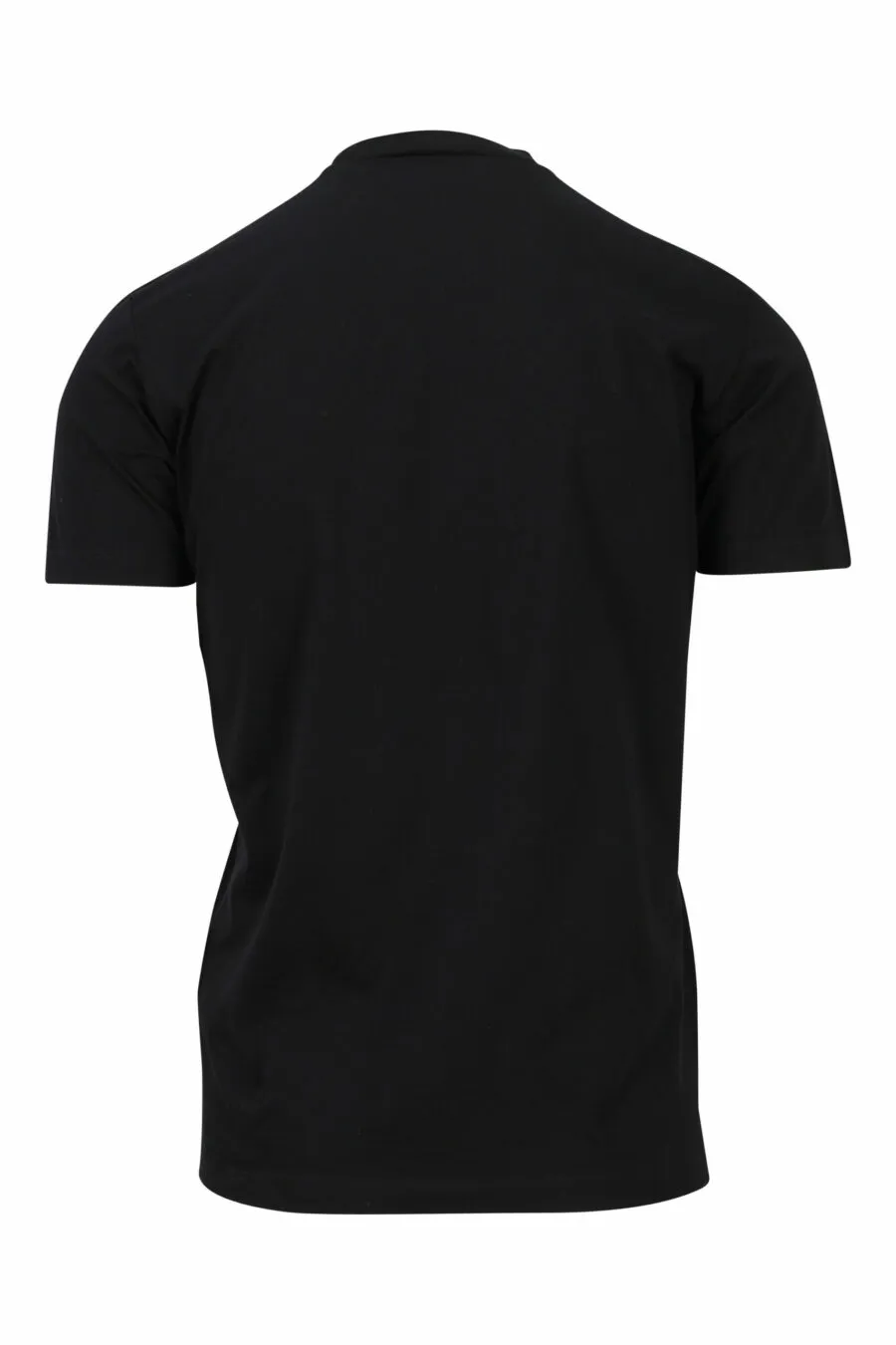 Camiseta negra con maxilogo monocromático en relieve