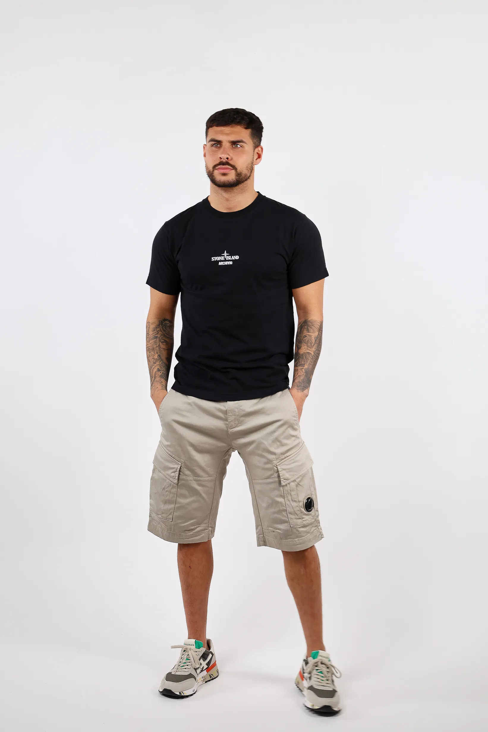 Camiseta negra con minilogo 
