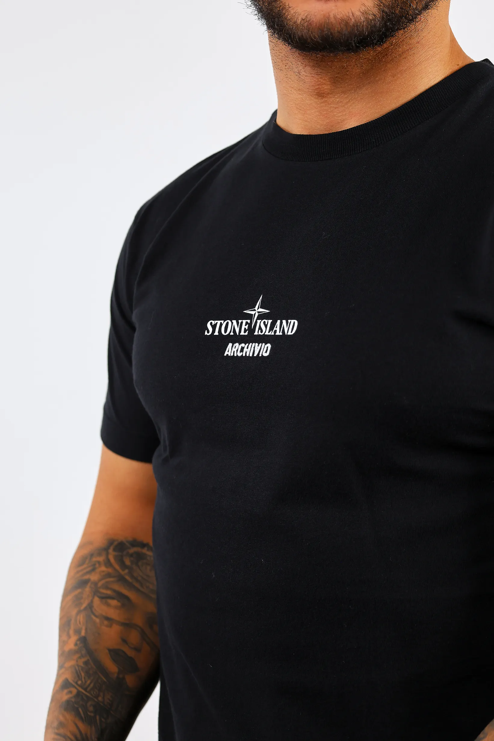 Camiseta negra con minilogo 