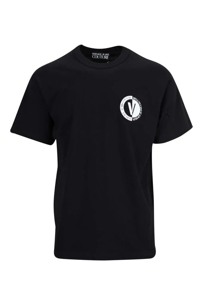 Camiseta negra con minilogo circular en contraste