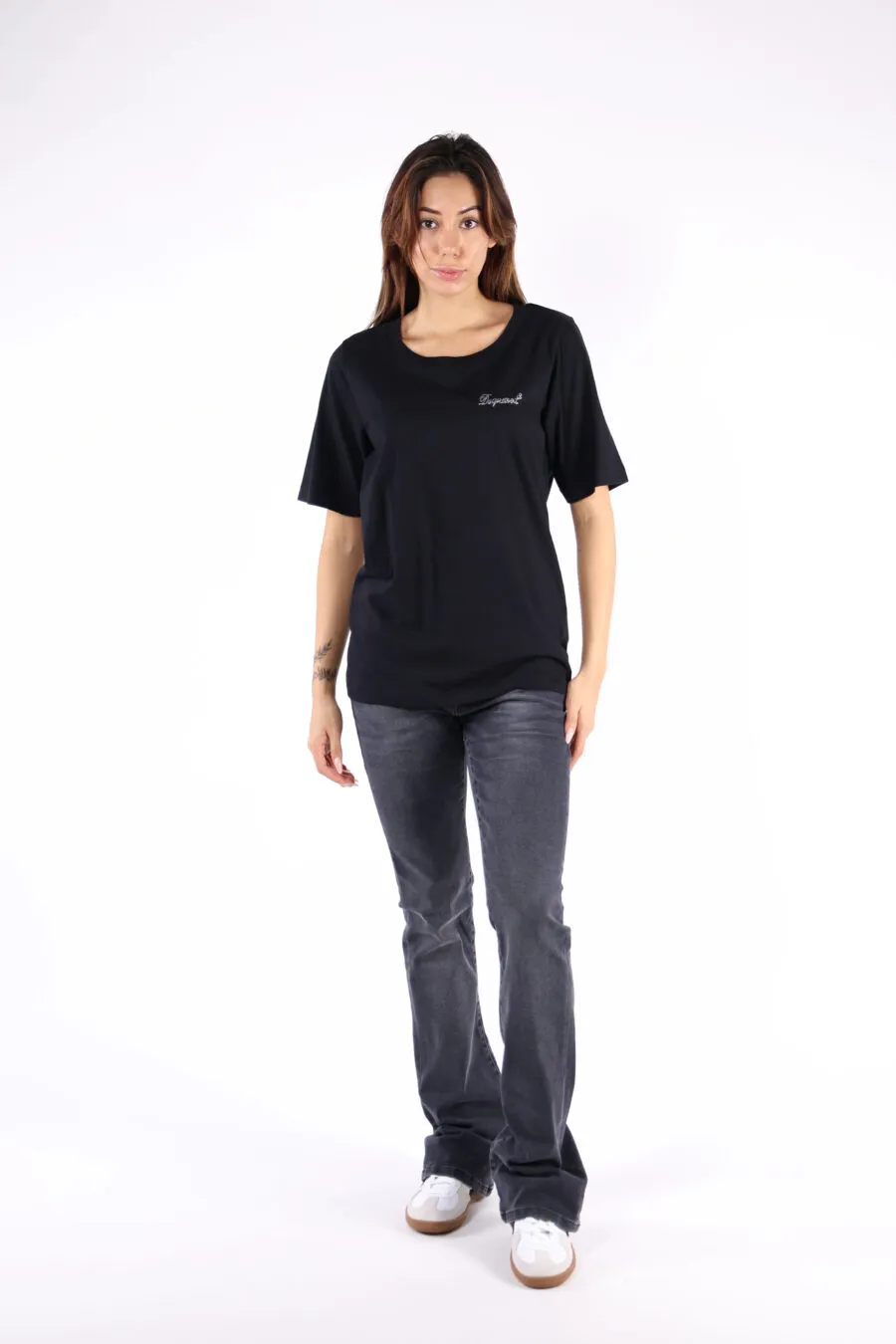 Camiseta negra con minilogo 
