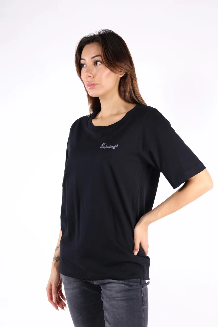 Camiseta negra con minilogo 