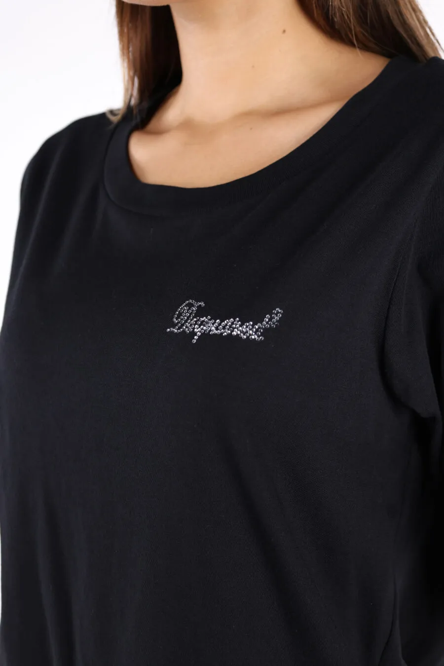 Camiseta negra con minilogo 