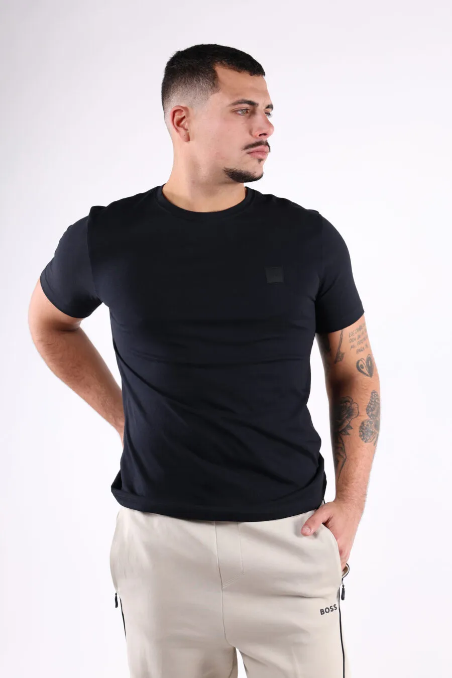 Camiseta negra con minilogo recuadro 