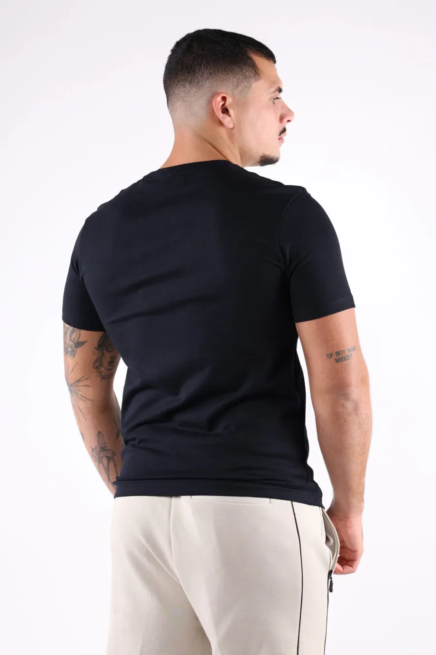 Camiseta negra con minilogo recuadro 
