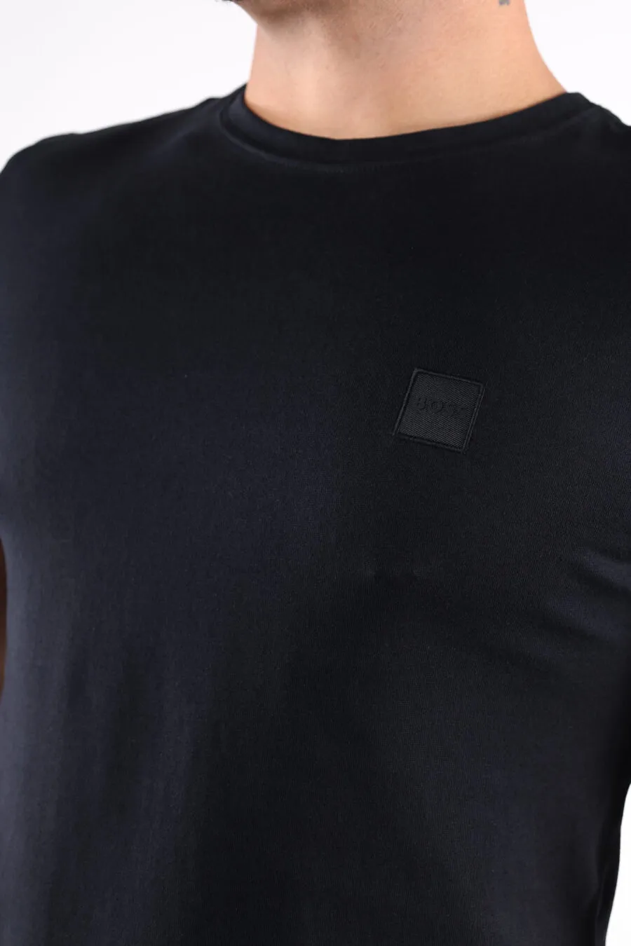 Camiseta negra con minilogo recuadro 