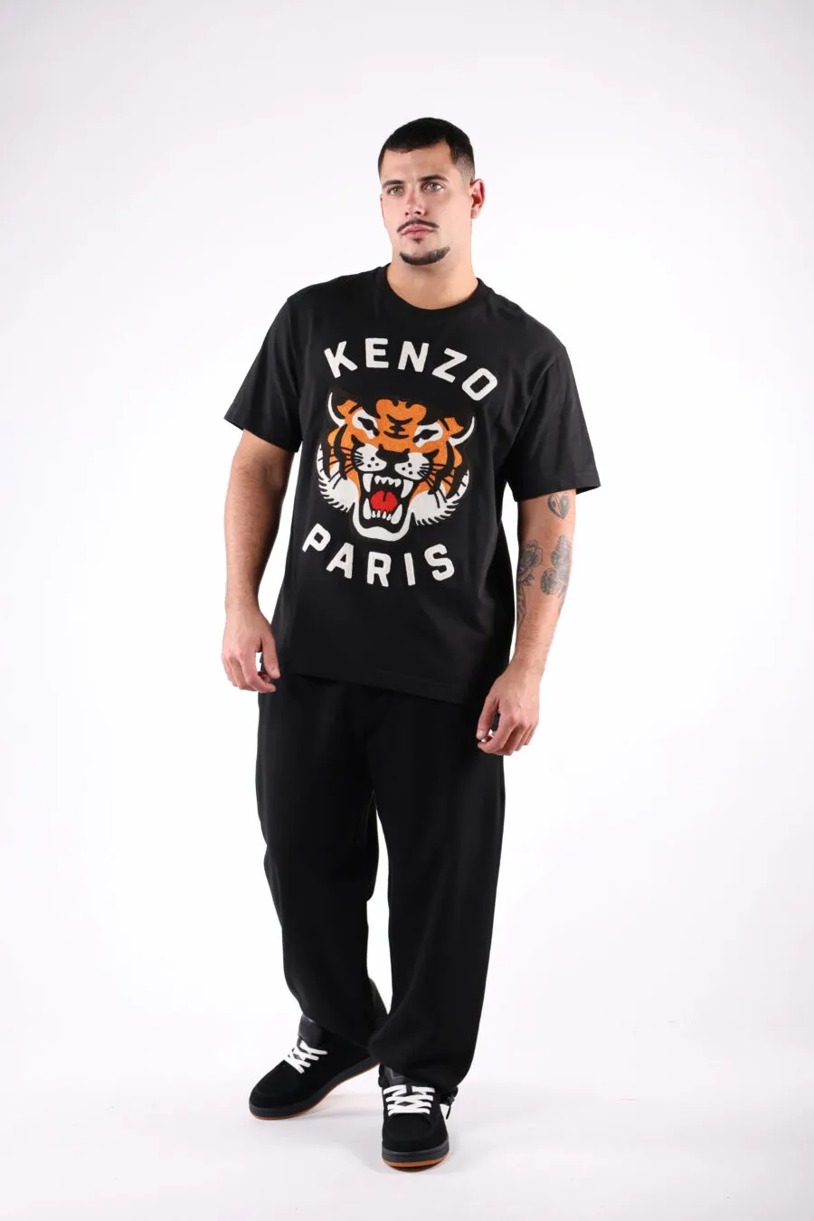 Camiseta negra logo bordado 