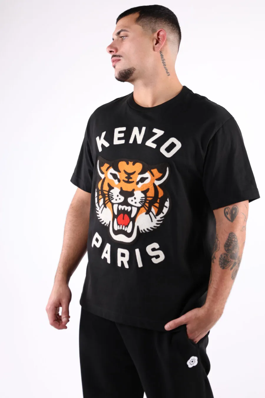 Camiseta negra logo bordado 