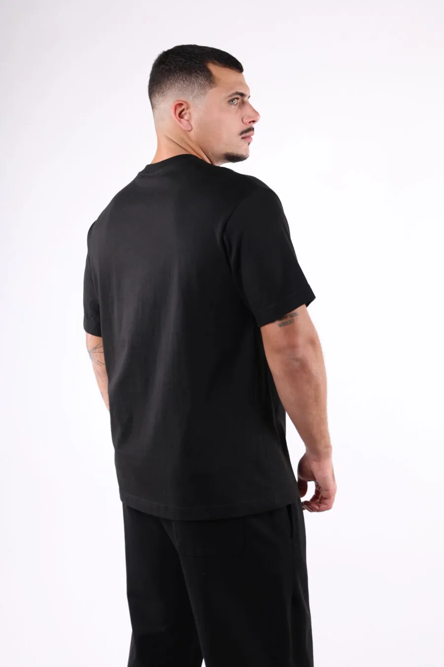 Camiseta negra logo bordado 