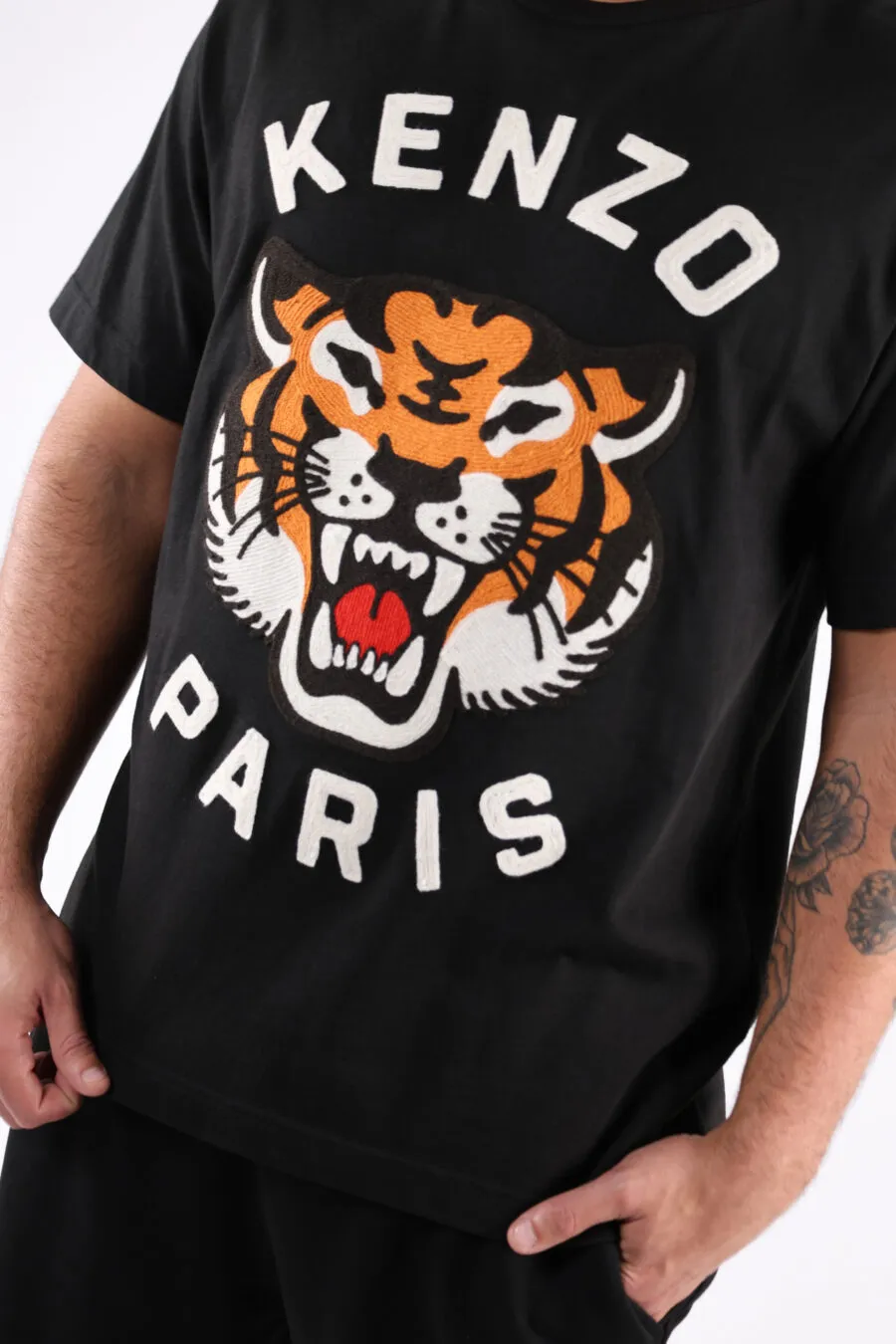Camiseta negra logo bordado 