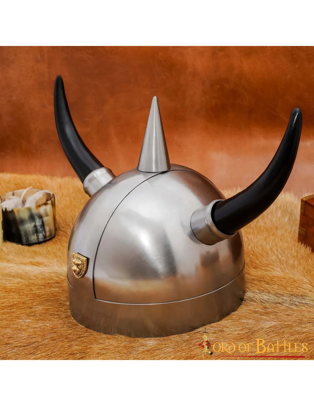 Casco vikingo, en acero, con cuernos