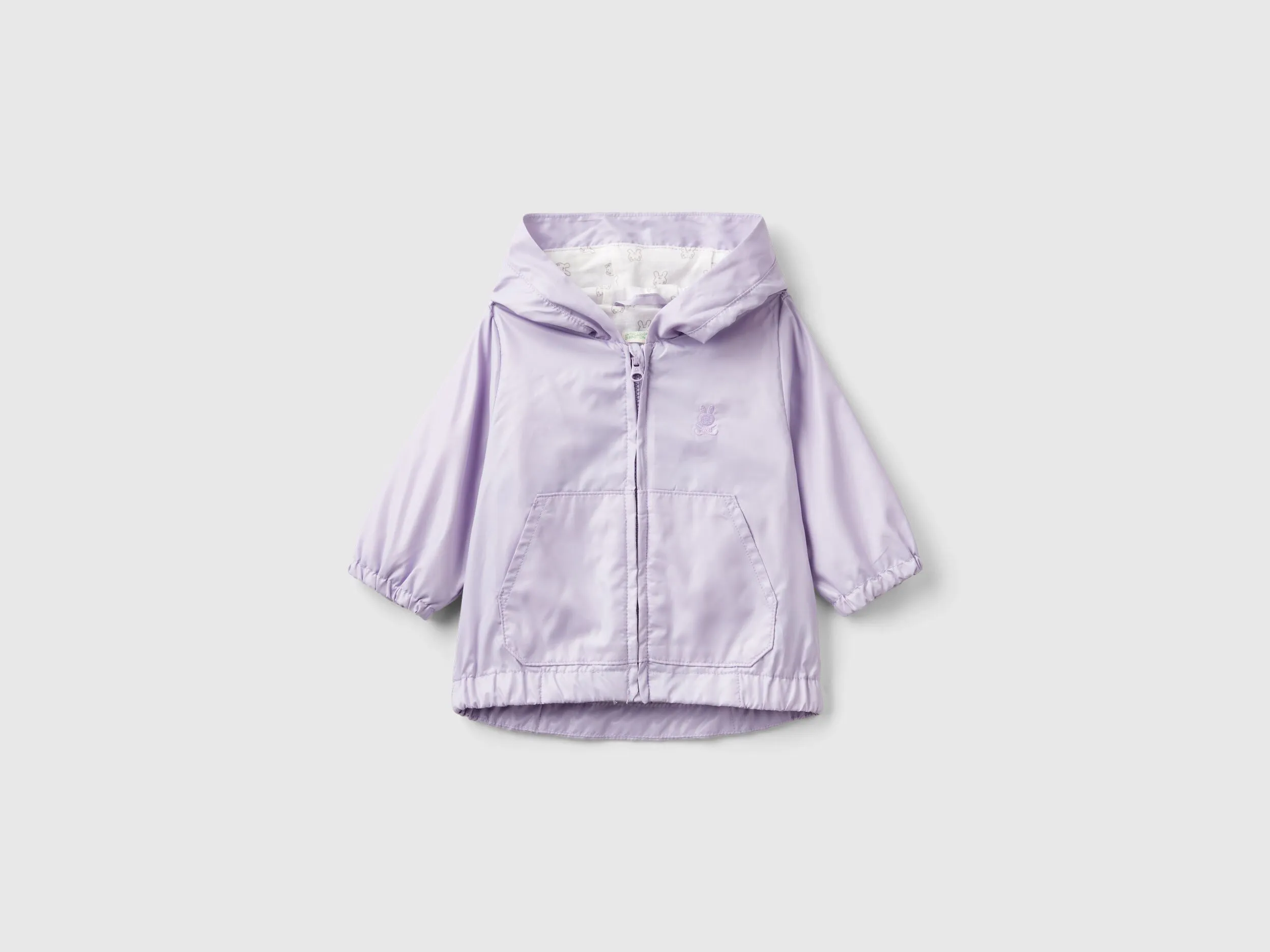 Chaqueta ligera con capucha