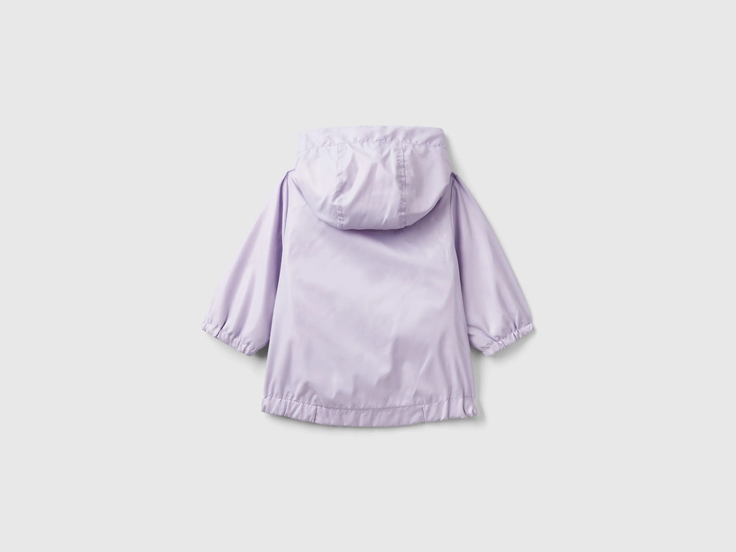Chaqueta ligera con capucha