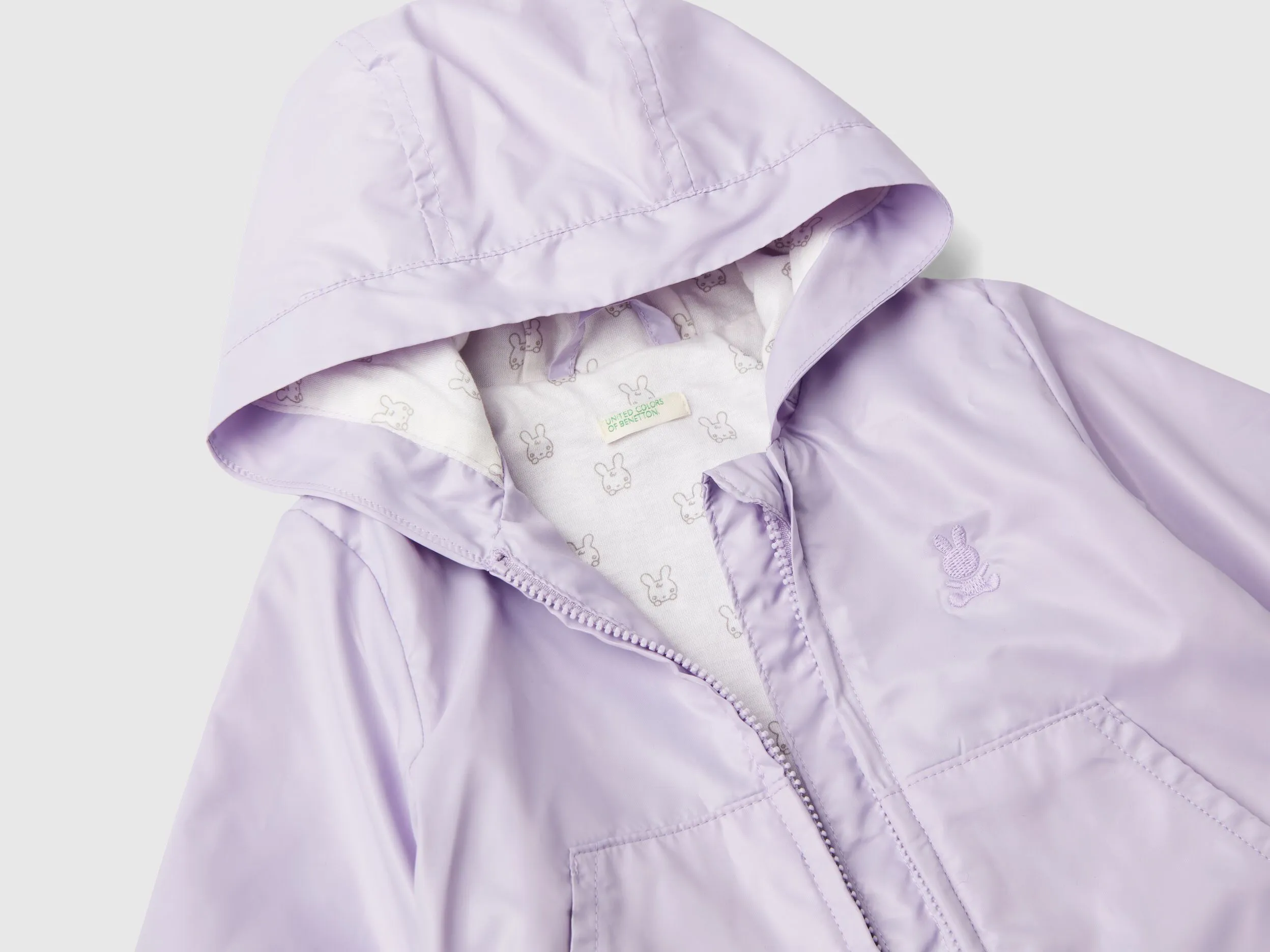 Chaqueta ligera con capucha