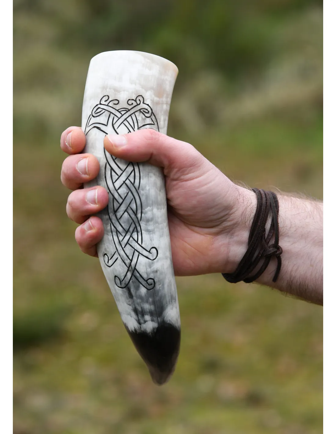 Cuerno vikingo diseño tallado de Cuervo y Nudo