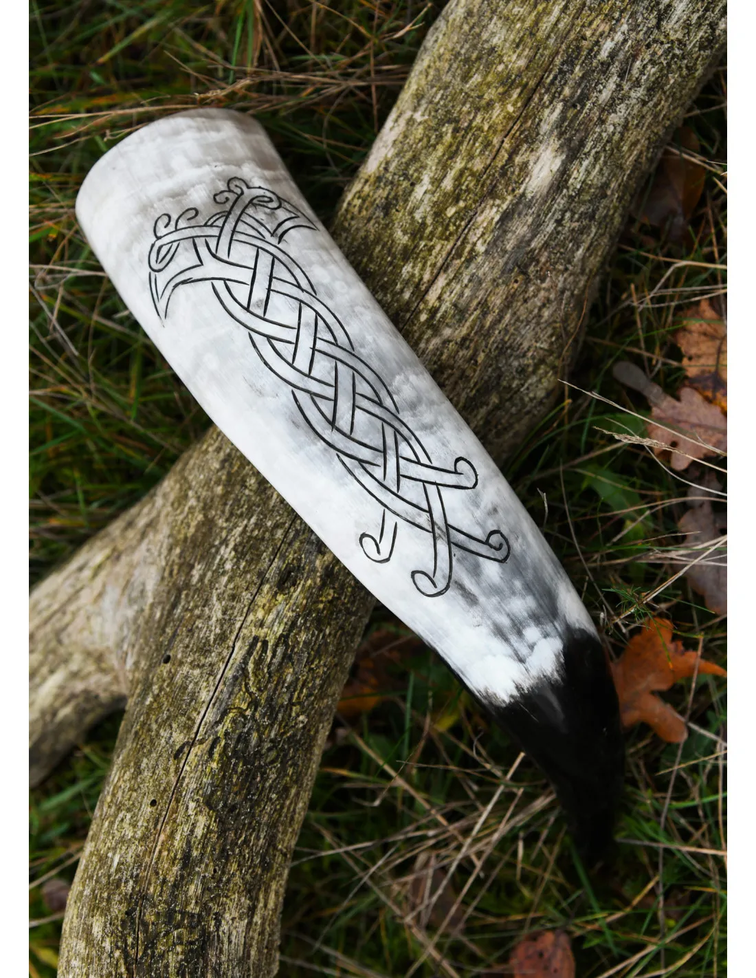 Cuerno vikingo diseño tallado de Cuervo y Nudo