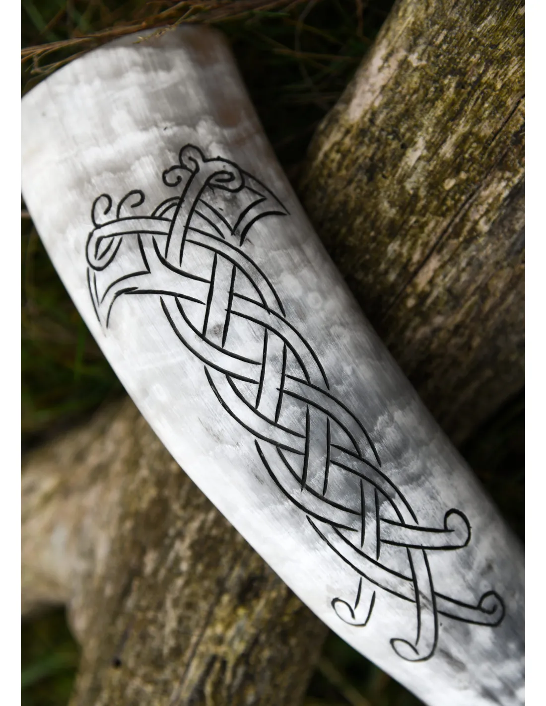 Cuerno vikingo diseño tallado de Cuervo y Nudo