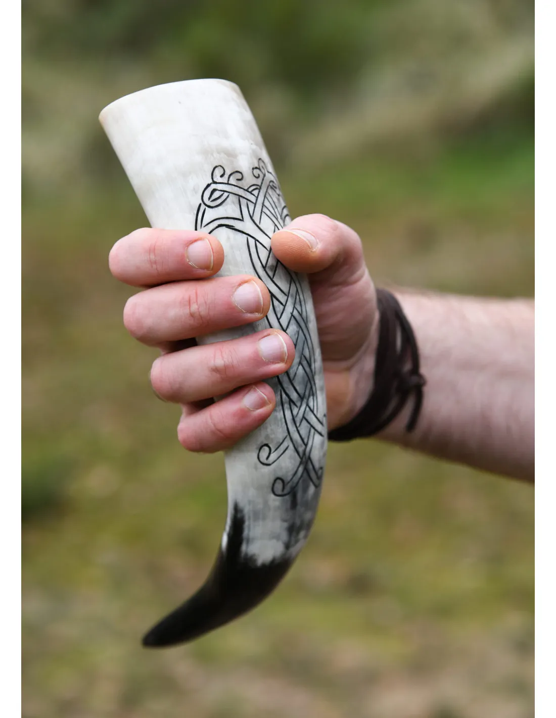 Cuerno vikingo diseño tallado de Cuervo y Nudo