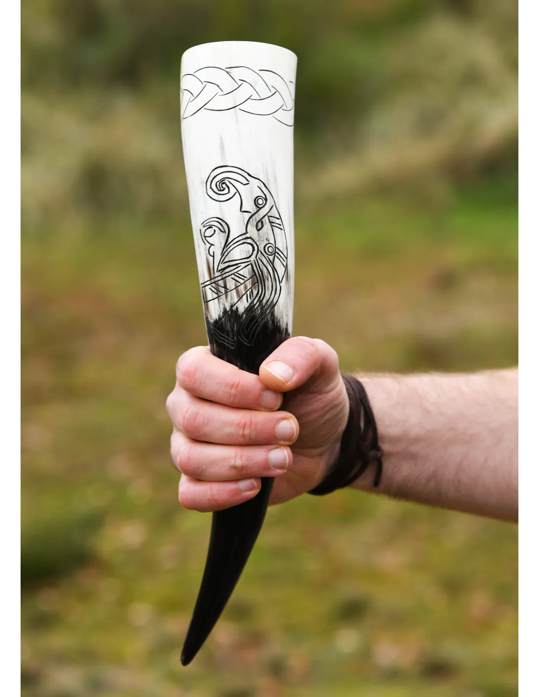 Cuerno vikingo diseño tallado de Cuervo