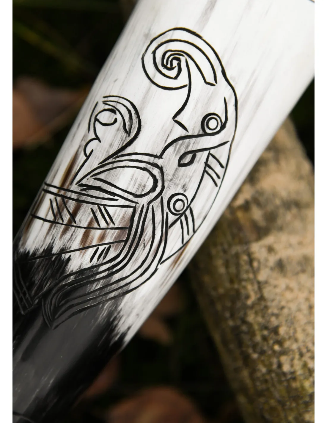 Cuerno vikingo diseño tallado de Cuervo