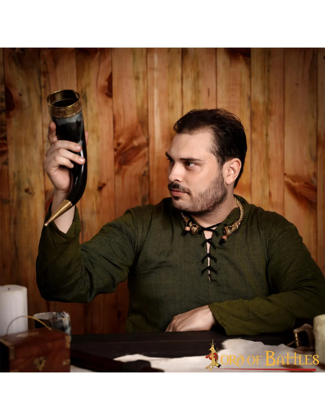 Cuerno vikingo para beber con decoraciones de latón