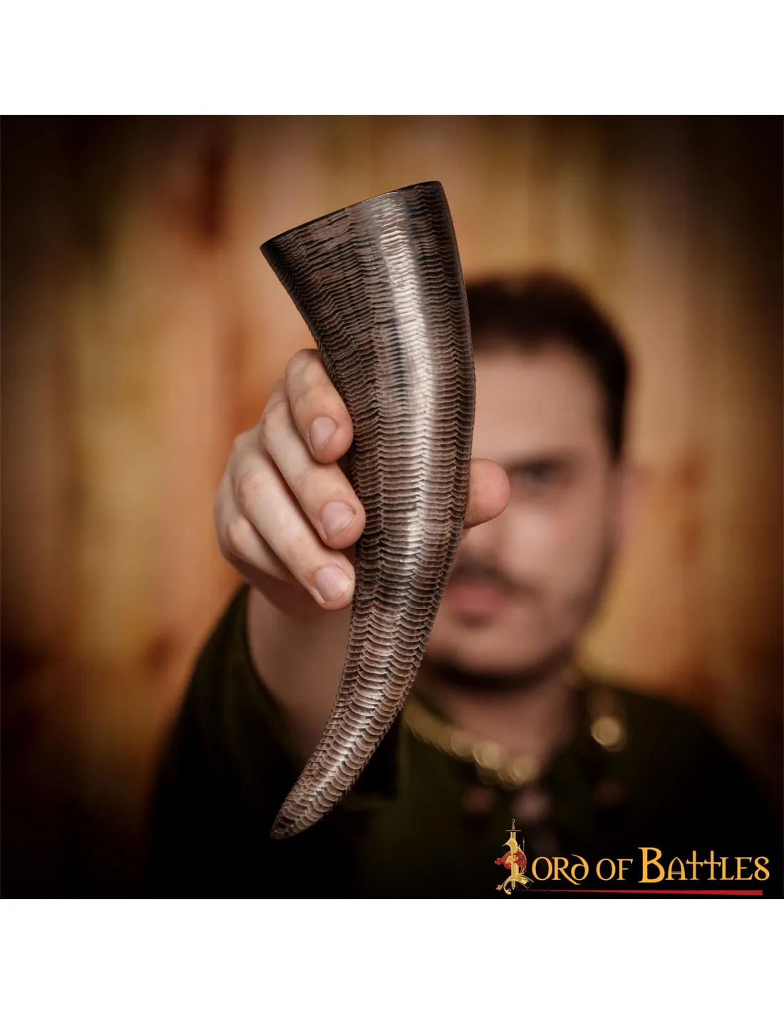 Cuerno vikingo para beber con escamas talladas